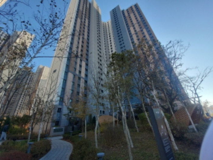 - 본건 건물 전경