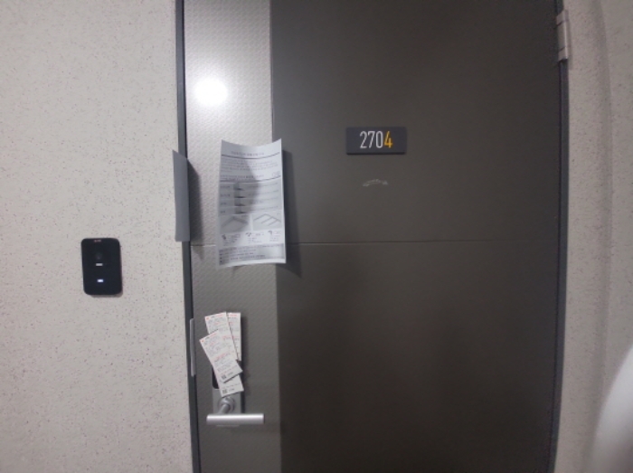 - 본건 건물 출입문