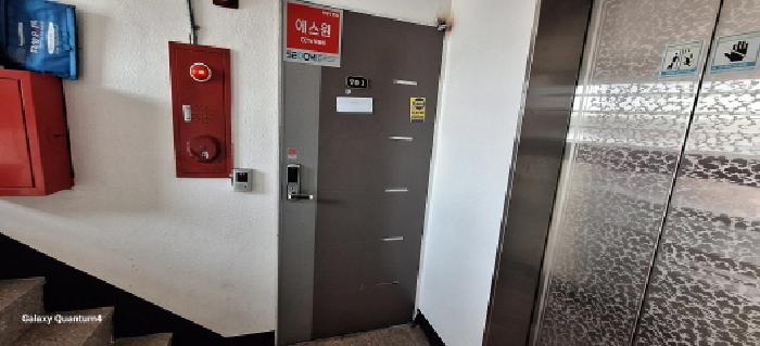 상층 701호 현관