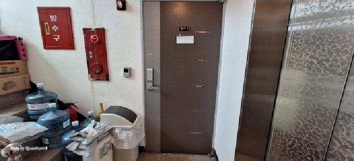 하층 601호 현관