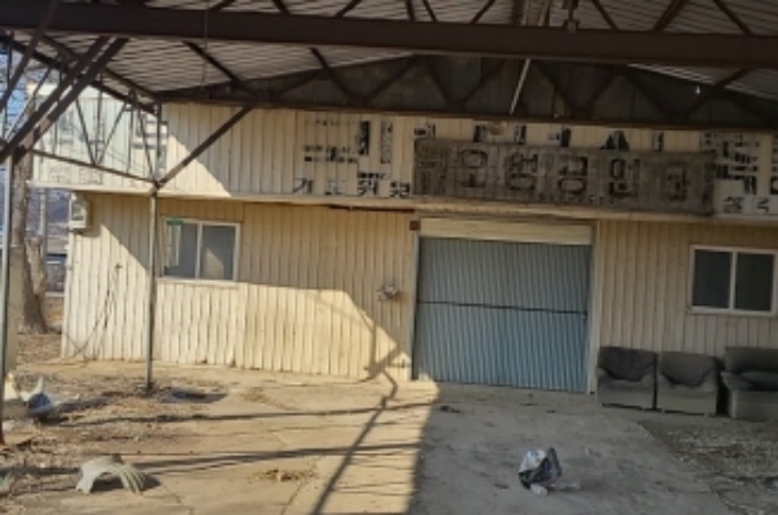 창고와 작업장 전경