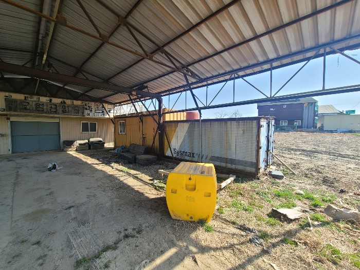 본건 연번(3) 지상에 적치된 화물적재함