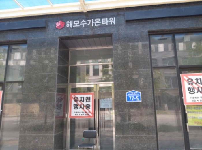 * 본건 목적물 소재 건물 공동출입구 전경 