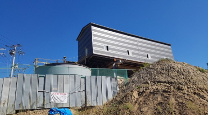 * 목록1. 지상 제시외 원통형 물탱크 및 판넬조 건물 전경