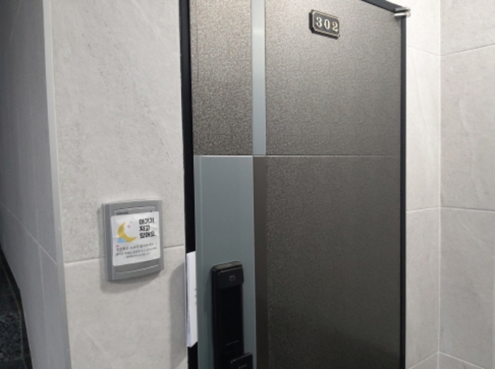 * 본건 목적물 302호 현관문 전경