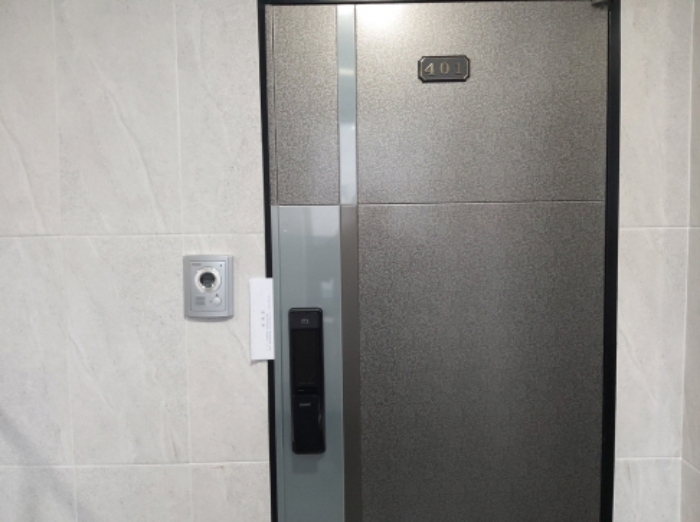 * 본건 목적물 401호 현관문 전경