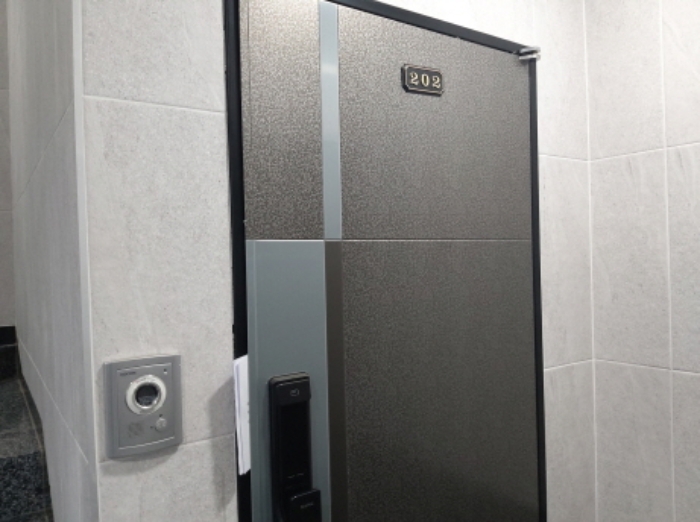 * 본건 목적물 202호 현관문 전경