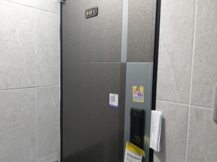 * 본건 목적물 301호 현관문 전경