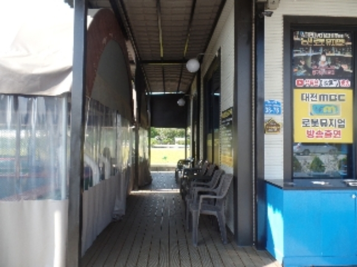 제시외 ㄱ.가추 및 데크(1층 소재)