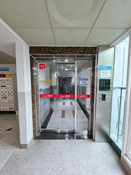 본건 1층소재 공동현관기