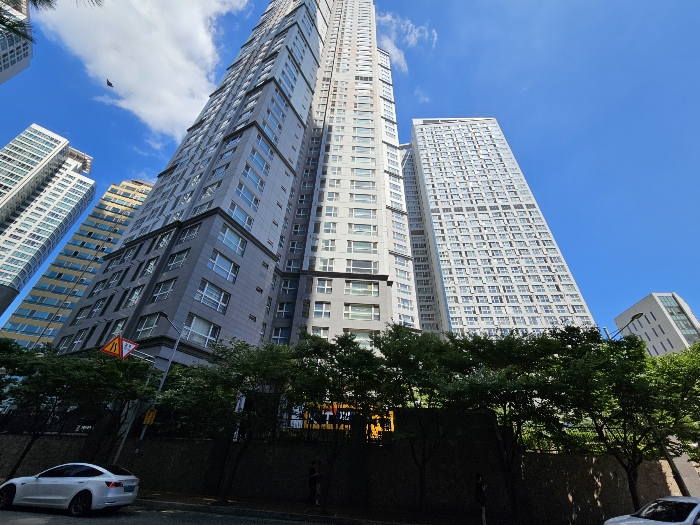 본건 아파트단지 전경[본건 남동측에서 촬영]