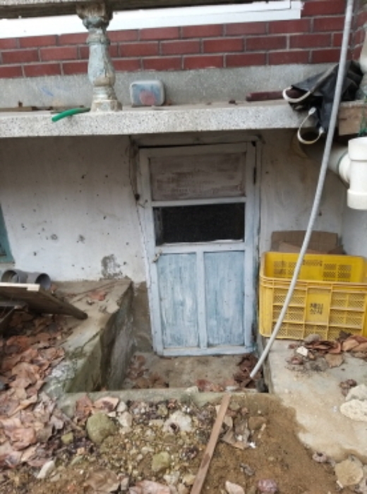 지하실 출입문(