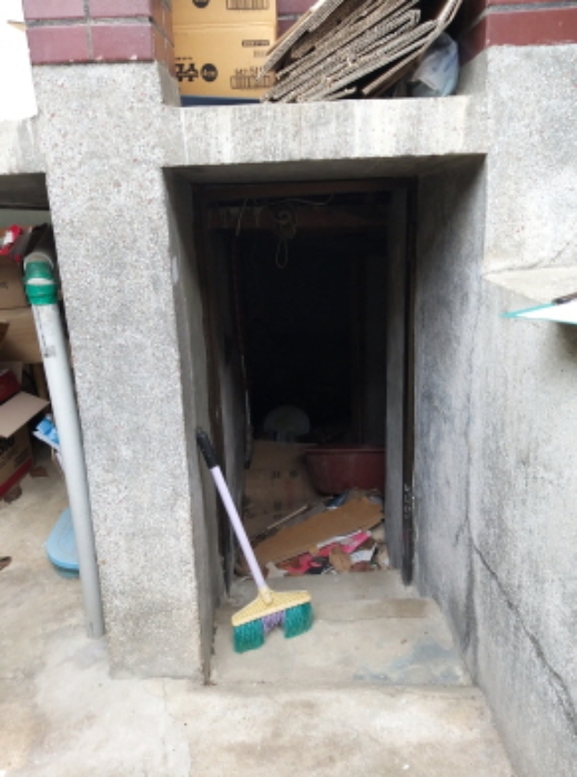 지하실 출입구(