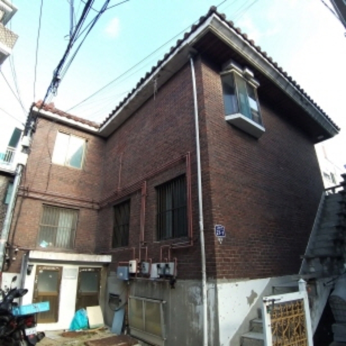 건물 뒷쪽에서 찍은 모습