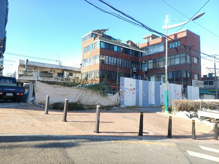 본건 동측 전경