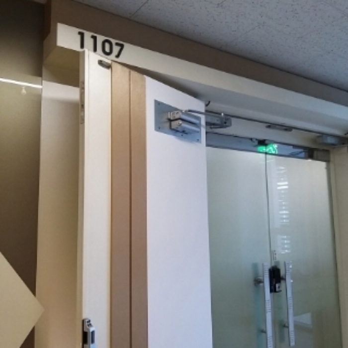 1107호 출입문