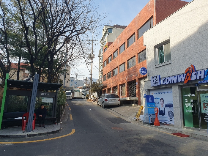 본건 및 전면도로상황
(남동측에서 촬영)