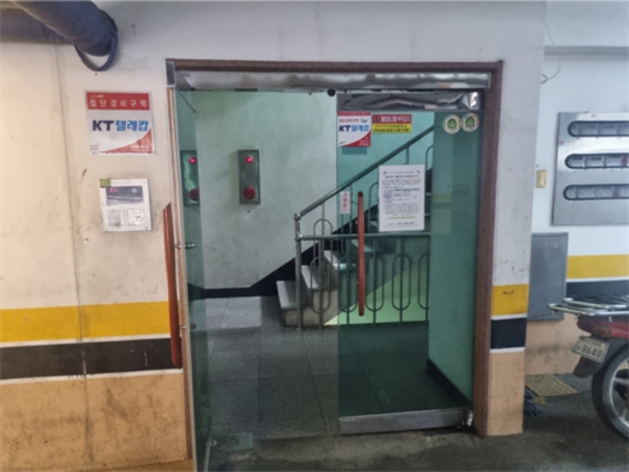 [ 공동 출입구 ]