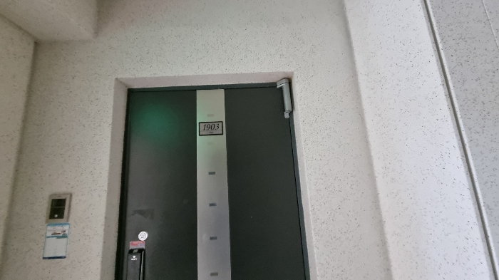 대상 구분건물 출입문 모습