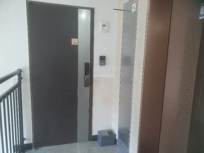 본건 501호 입구 및 외현관