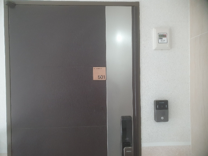 본건 501호 출입문