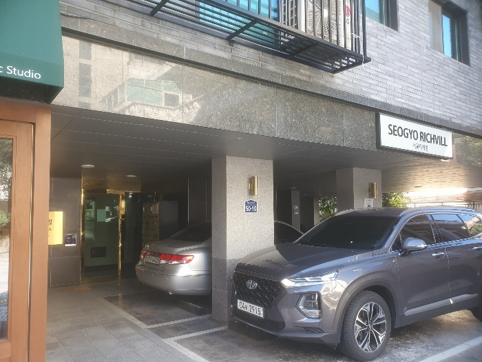 입구 및 주차장