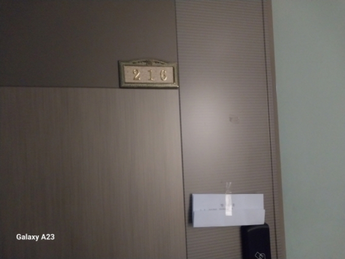목적물의 2층 216호 출입문