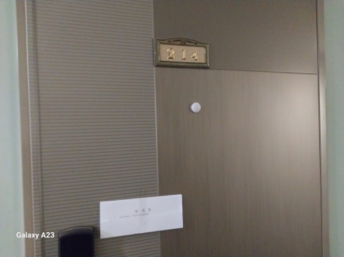 목적물의 2층 214호 출입문