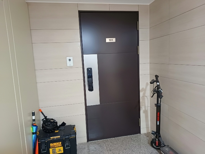 본건 현관문 전경