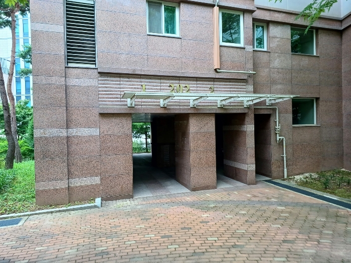 본건 공동출입구 전경