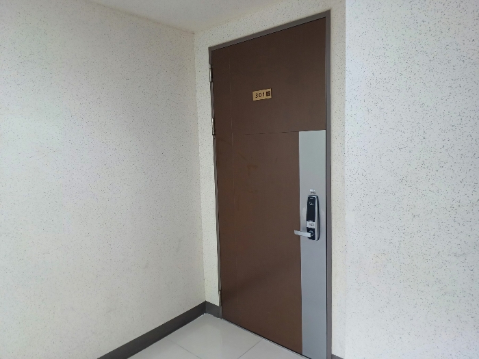 본건 현관문 전경