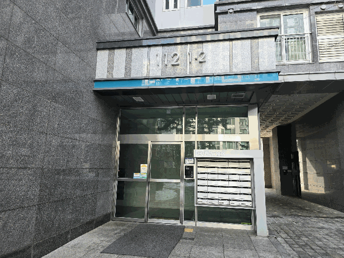 본건 공동출입문