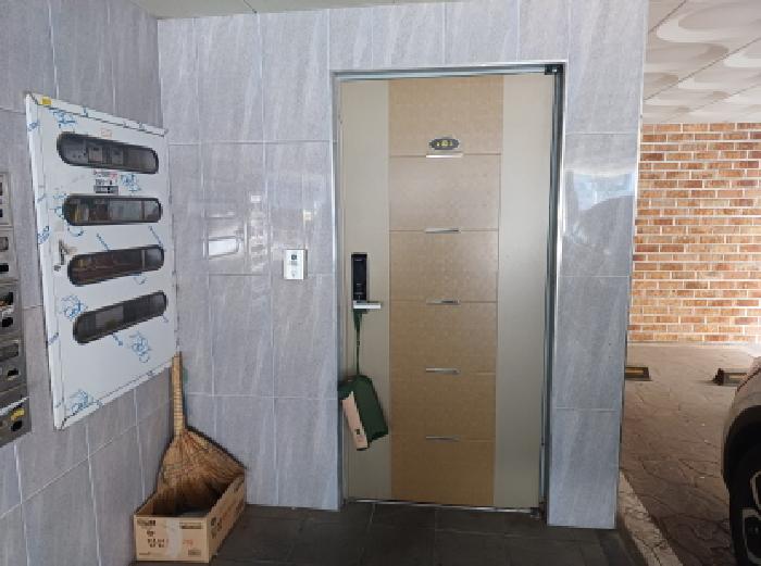 101호 출입문(1층 주차장에 위치)