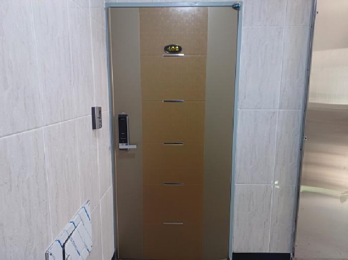 402호 출입문