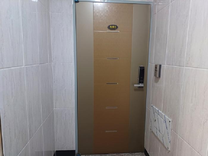 401호 출입문