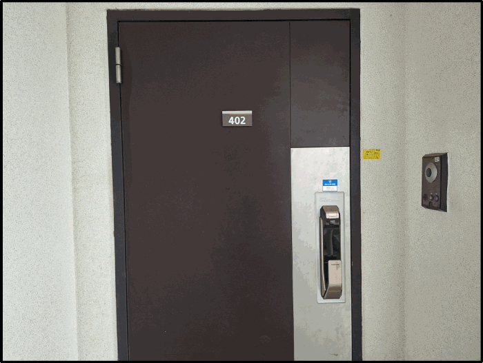 [ 본건 현관문 전경 ]