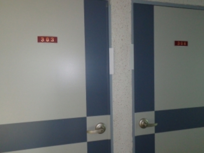 [목록 2] 303호, 304호 각 현관 출입문 모습