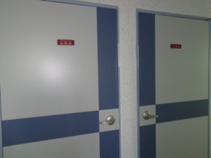 [목록 2] 203호, 204호 각 현관 출입문 모습