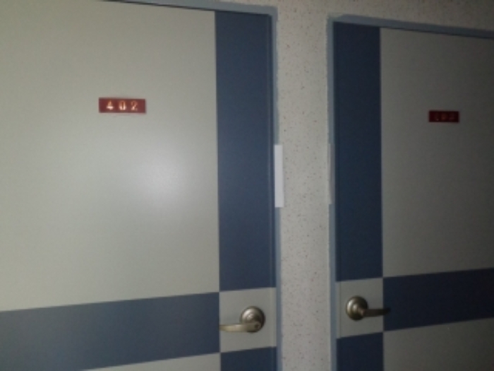 [목록 2] 402호, 403호 각 현관 출입문 모습