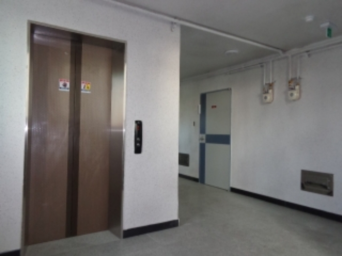 [목록 2] 지상 2층의 모습(지상 2층부터 지상 4층까지 계단을 오르면 정면에 엘리베이터가 설치되어 있음) 