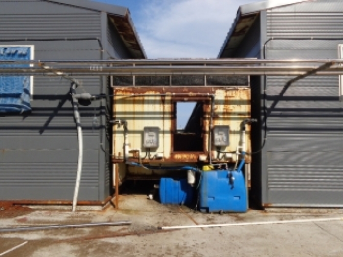 [목록 2, 3] 양 건물 사이에 있는 미상의 기계설비의 모습