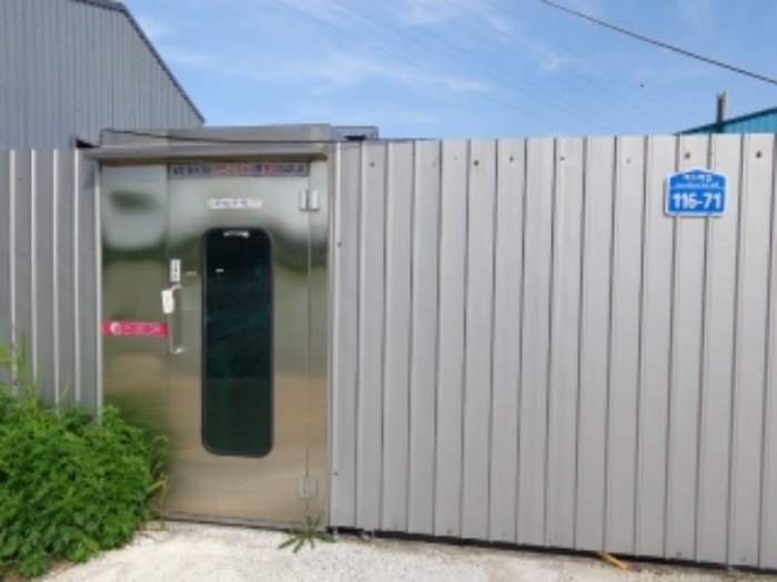 [목록 1, 2, 3, 4, 5] 남서쪽에 있는 출입문 외부 주변의 모습