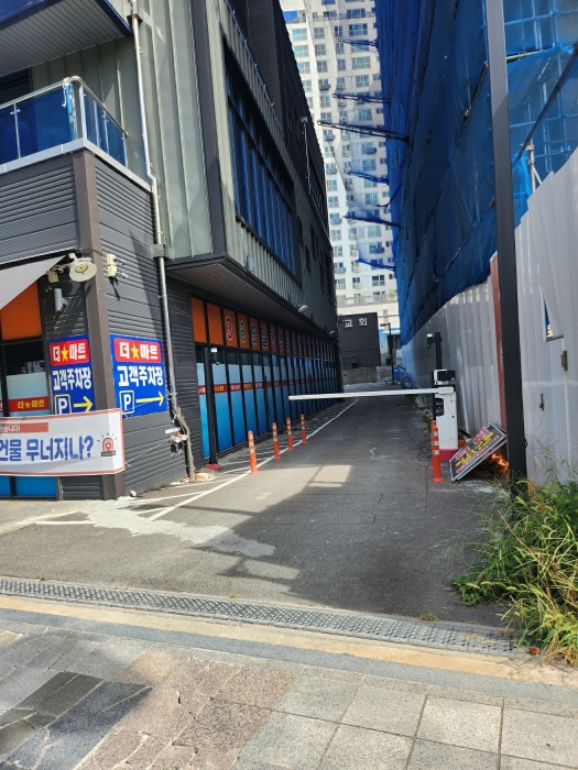 본건 동측의 후면진입도로 부분