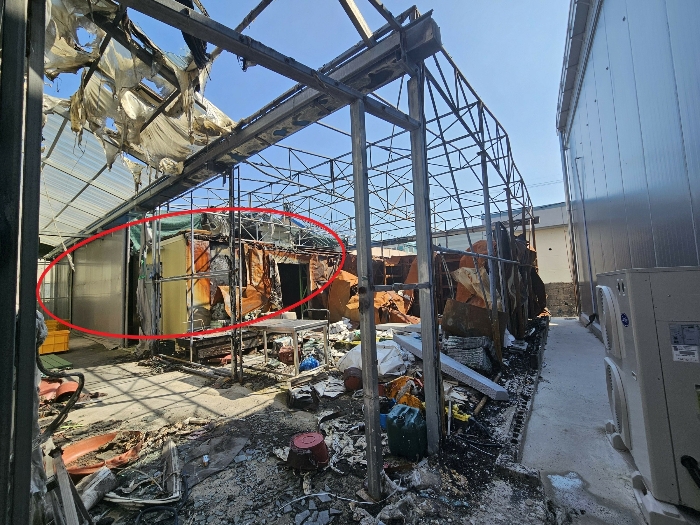 [제시외건물 ㉠]-기호(3)토지측에서 촬영