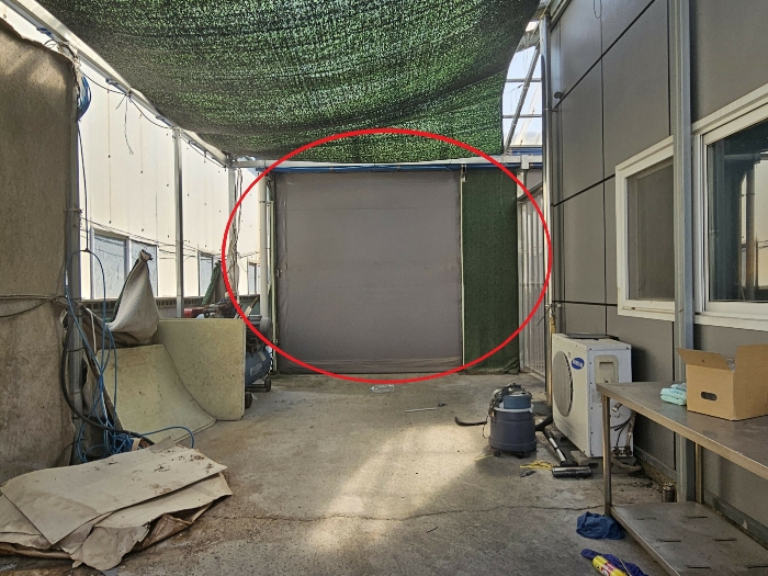 [제시외건물 ㉠]-기호(2)토지측에서 촬영