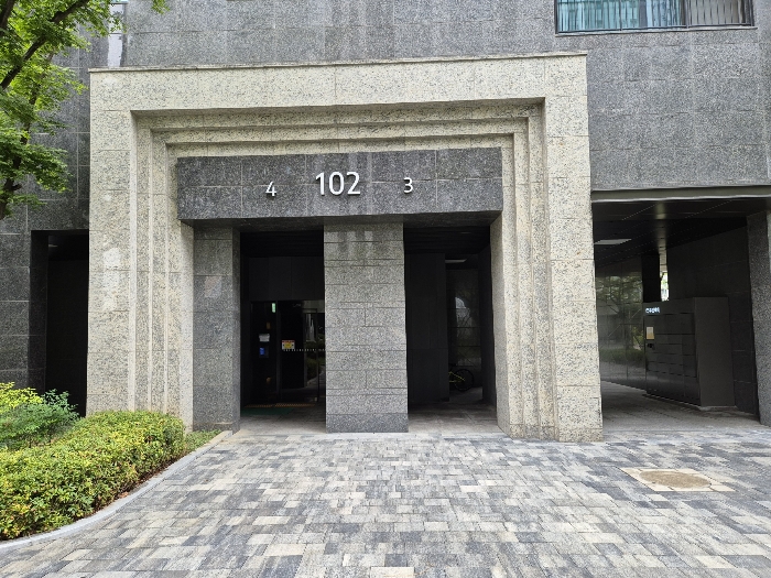 102동 3,4라인 1층 출입구