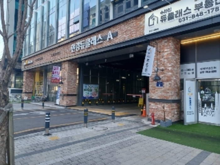 본건 고산동 한강듀클래스 A동 1층 주차장 및 출입구 앞쪽 현황사진 
