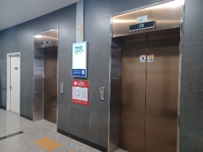 본건1번 한강듀클래스 A동710호에 출입할수있는 1층 엘리베이터 현황사신 