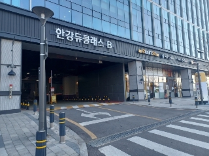 본건2번부동산 한강듀클래스B동 1층 주차장 입구 및 출입구 앞쪽 현황사진