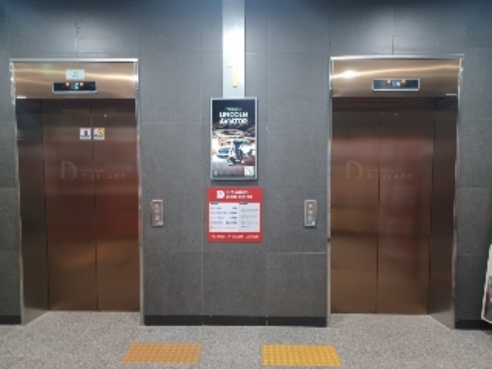 본건2번부동산 한강듀클래스B동 721호에 출입할수있는 1층 엘리베이터 앞쪽 현황사진